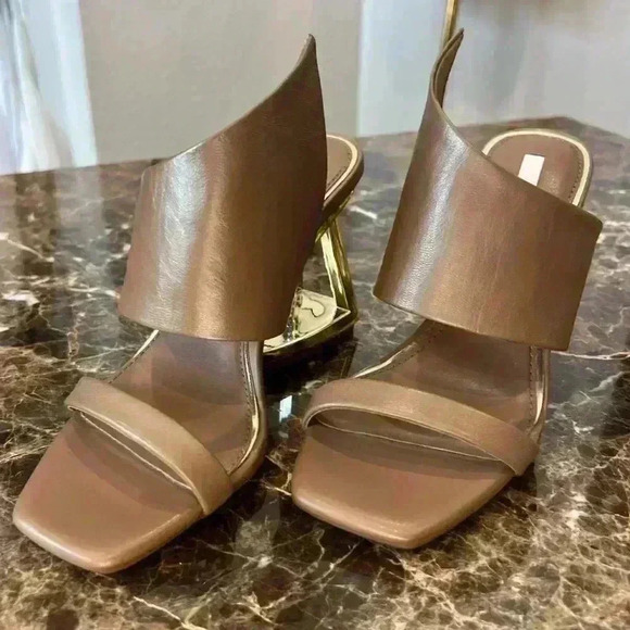 Gianni Bini Zeema Cut Out Curved Leather Wedge In Caramel SZ 7.5M *Never Worn - Picture 4 of 9